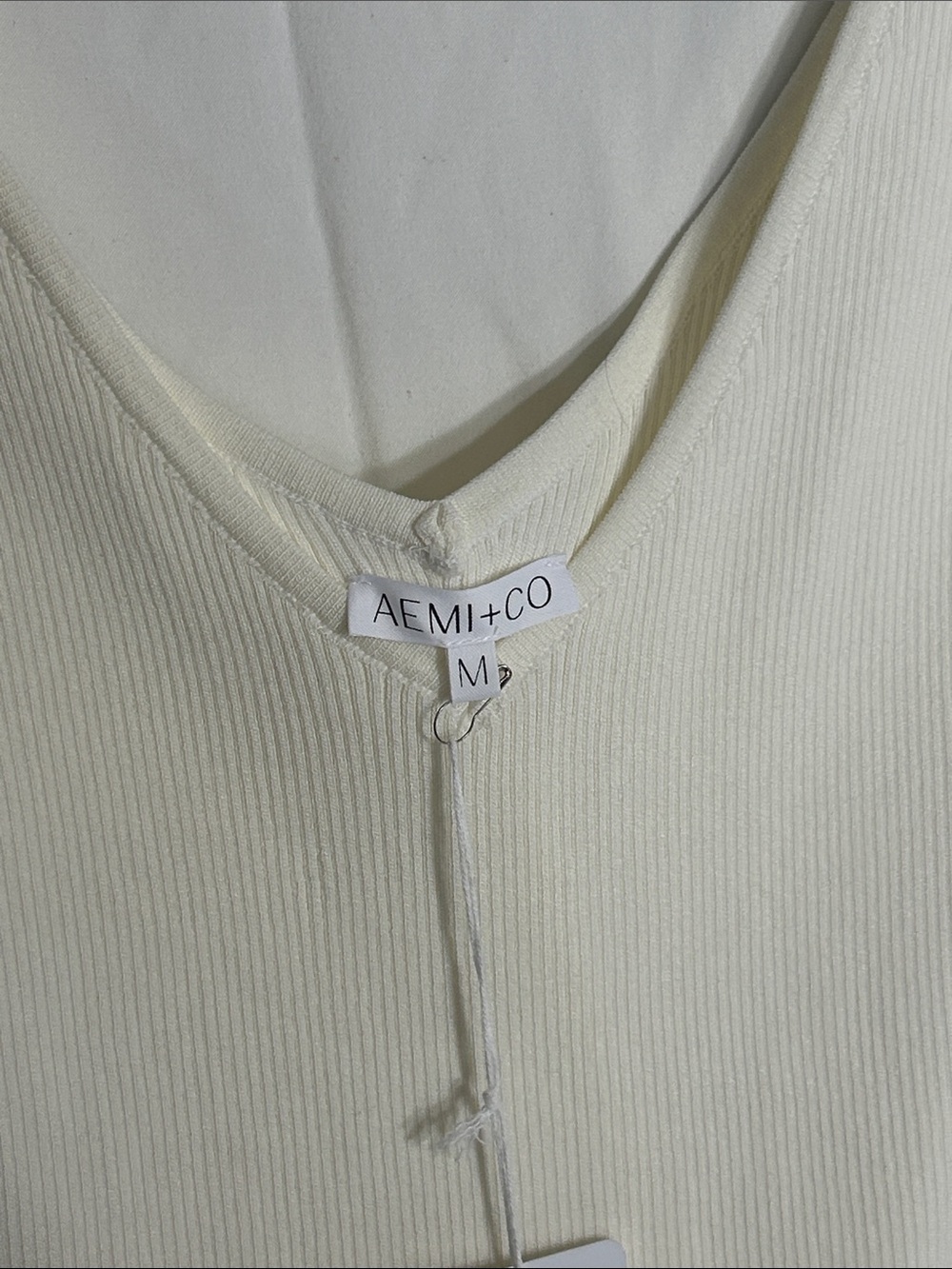 AEMI+CO Cream Ribbed V-Neck Tank - Picture 2 of 3